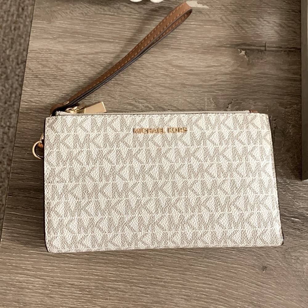 In good condition! Used for a few months and got a new wallet is why selling